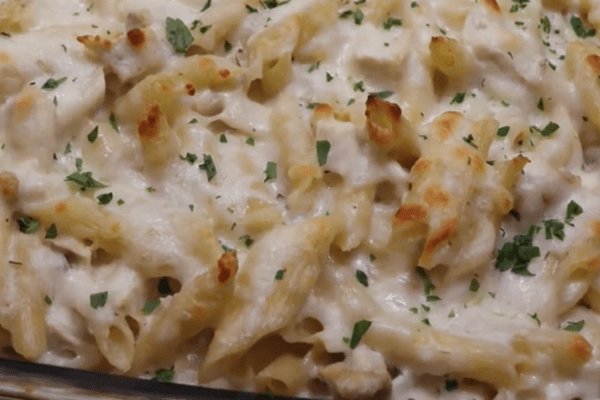 Macarrão Alfredo com Frango: Uma Delícia Cremosa